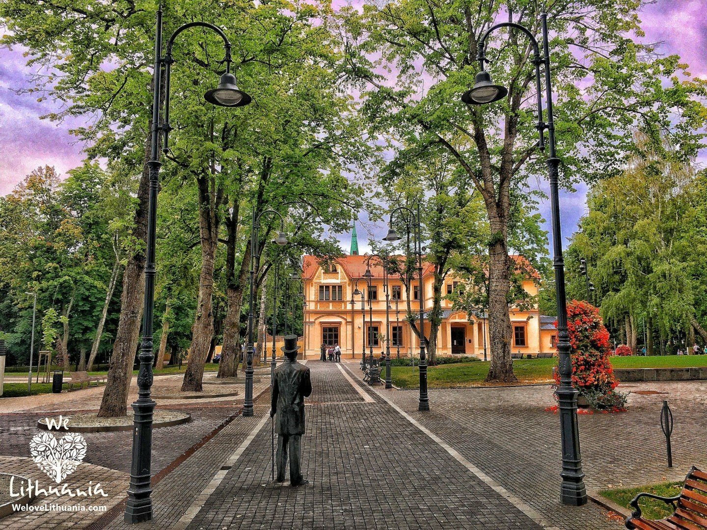 Istorinė grafų Tiškevičių alėja Palangoje, kerintis vasaros vakaras...