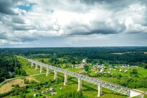 Lyduvėnų tiltas – ilgiausias (599 m) ir aukščiausias (42 m) Lietuvoje tiltas.
