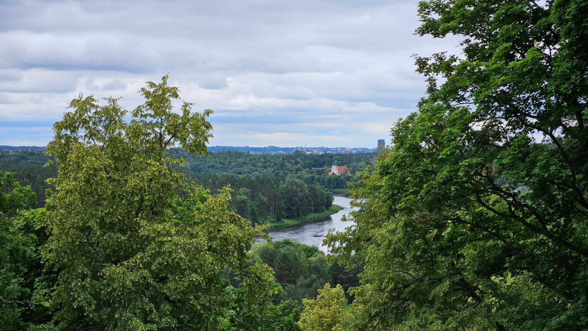 Trinapolio bažnyčia nuo Verkių dvaro apžvalgos aikštelės, trip.lt